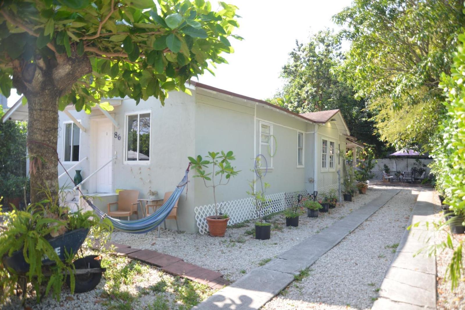 Quiet & Centrally Located House - Private Parking, Laundry And Storage For Luggage Hébergement de vacances